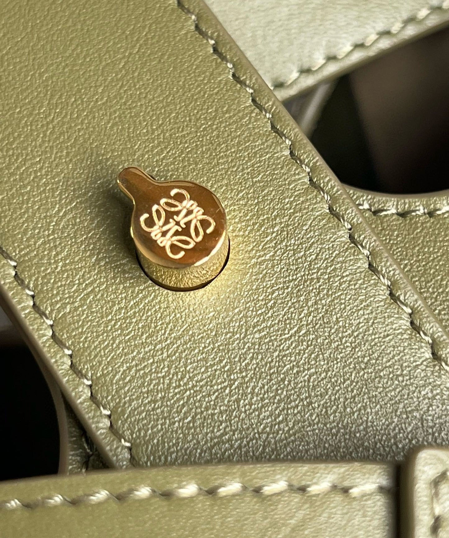 Loewe Mini Pebble
