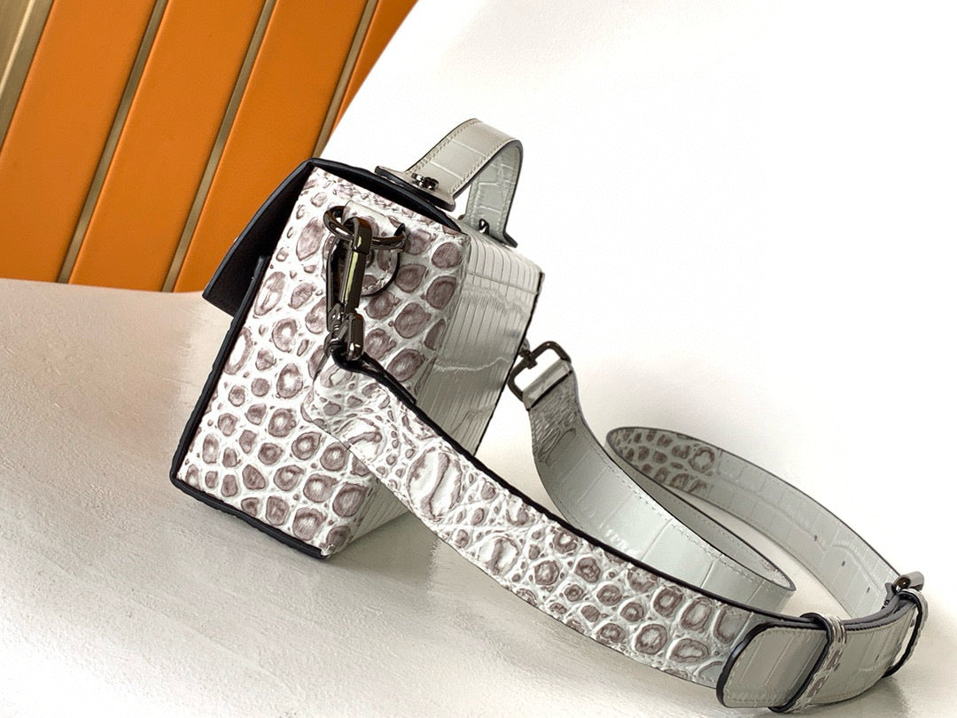 FENDI BAGUETTE SOFT TRUNK 21.5*6.5*13
