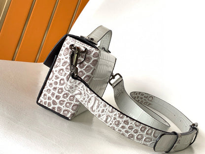FENDI BAGUETTE SOFT TRUNK 21.5*6.5*13