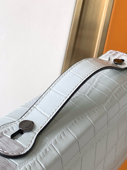 FENDI BAGUETTE SOFT TRUNK 21.5*6.5*13