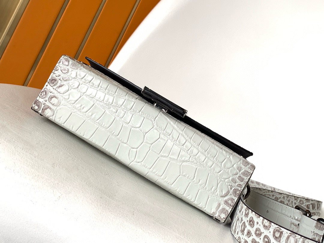 FENDI BAGUETTE SOFT TRUNK 21.5*6.5*13