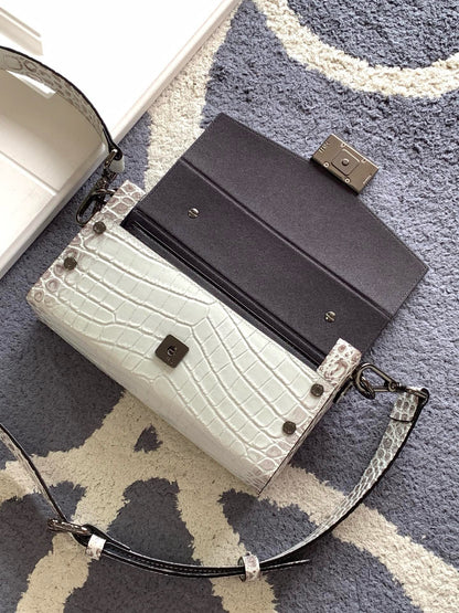 FENDI BAGUETTE SOFT TRUNK 21.5*6.5*13