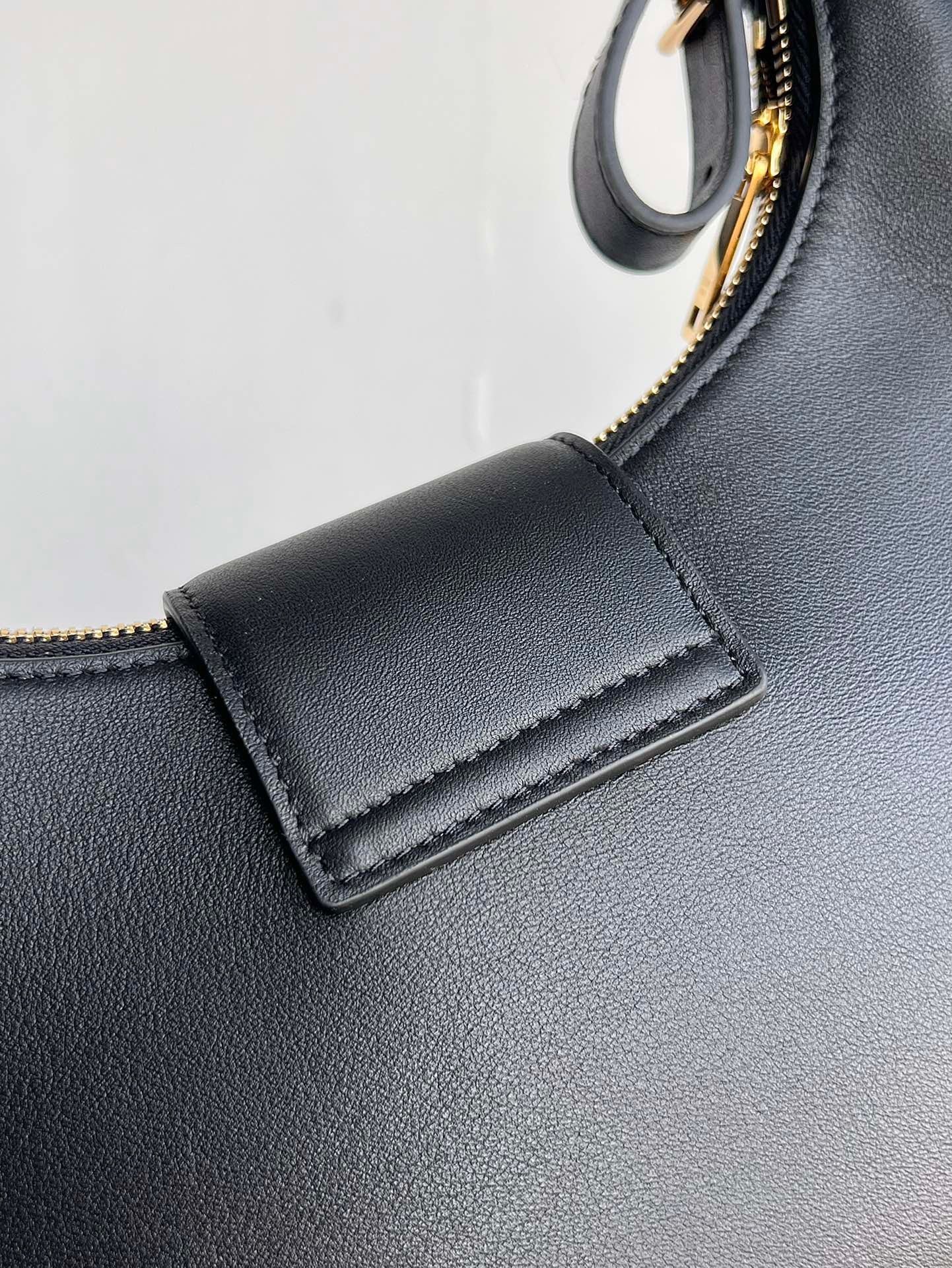 Celine Triomphe Hobo